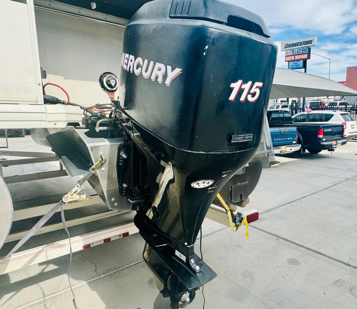 2006 White Crestliner 2485 Sport LX , located at 2190 Hwy 95, Bullhead City, AZ, 86442, (928) 704-0060, 0.000000, 0.000000 - On consignment. 2006 Crestliner 24 ft. 115 four stroke engine. good bimini top. stereo. newer speakers. new batteries. has pop up changing room Full boat cover. free and clear title and boat title. - Photo#5